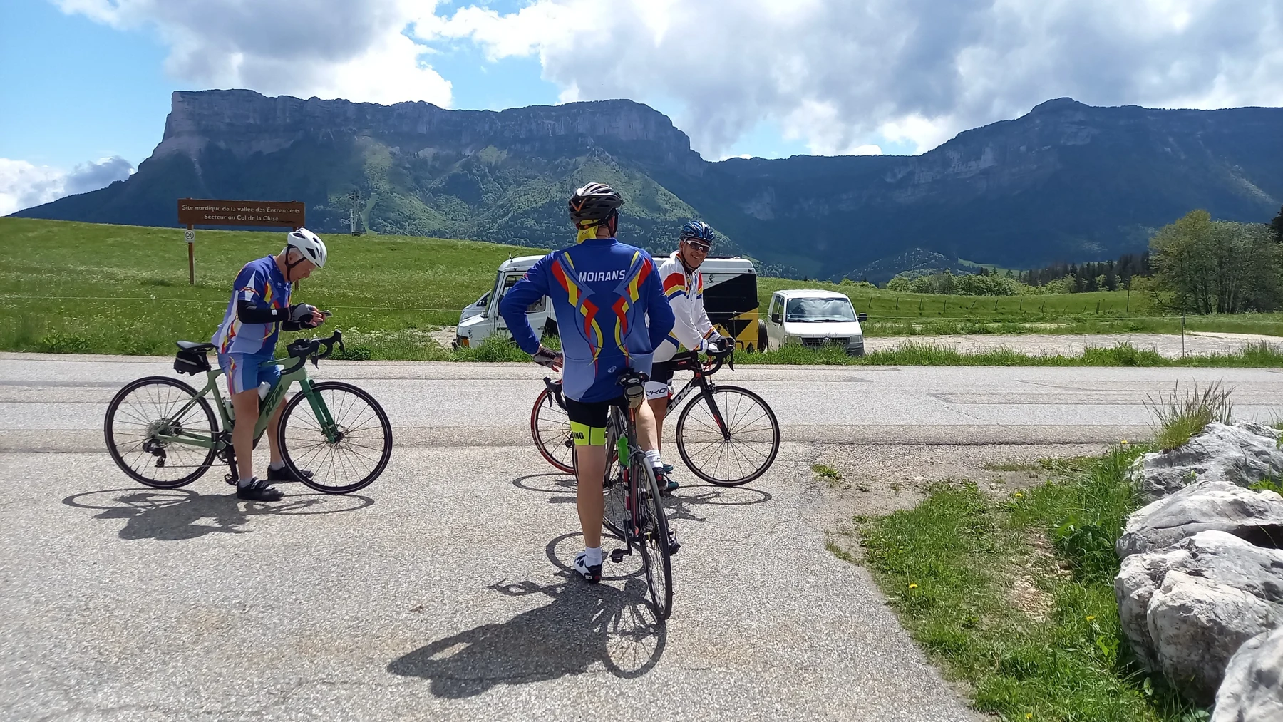 Des membres du club à vélo au col de la Cluse, devant les montagnes de Chartreuse