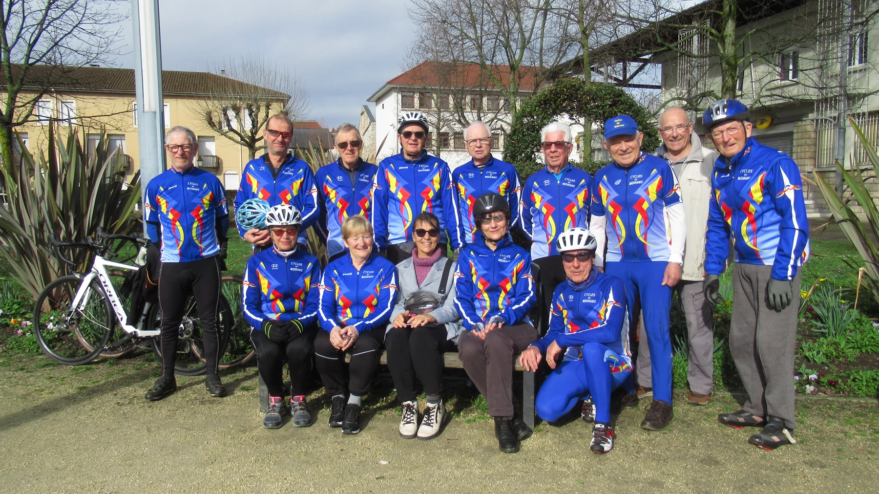 Portrait de groupe des Cyclos de Moirans avec leurs vélos et leurs maillots bleu et jaune
