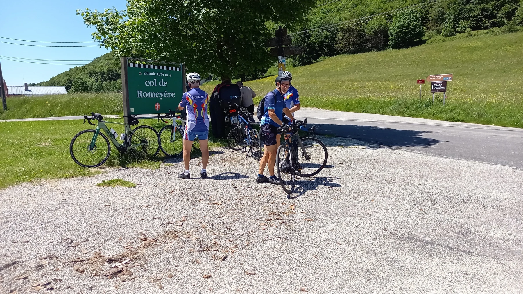 Une pause à vélo au col de Romeyère, entre prairies et montagne